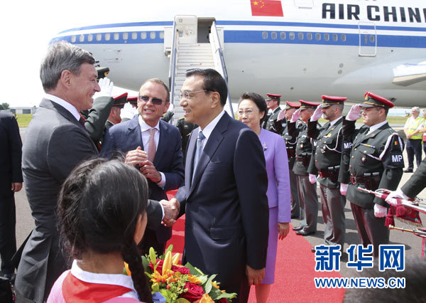當(dāng)?shù)貢r間6月28日下午，經(jīng)中歐雙方商定，國務(wù)院總理李克強乘專機抵達比利時首都布魯塞爾，出席第十七次中國歐盟領(lǐng)導(dǎo)人會晤。李克強總理夫人程虹同機抵達。歐盟和比利時政府高級官員到阿貝拉格機場迎接。新華社記者 龐興雷 攝 