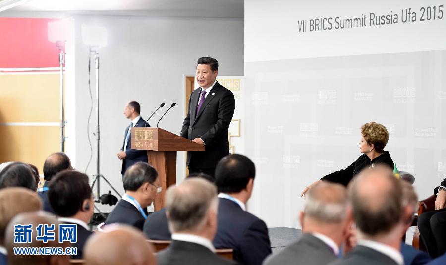 7月9日，金磚國家領(lǐng)導(dǎo)人同金磚國家工商理事會(huì)代表對(duì)話會(huì)在俄羅斯烏法舉行。中國國家主席習(xí)近平、俄羅斯總統(tǒng)普京、巴西總統(tǒng)羅塞夫、印度總理莫迪、南非總統(tǒng)祖馬等共同出席。新華社記者 張鐸 攝 