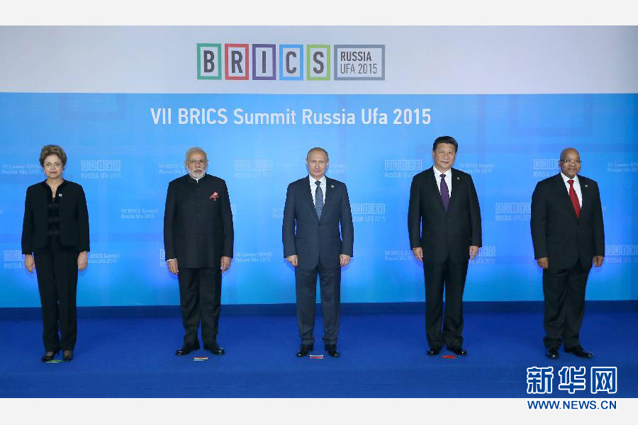 7月9日，金磚國家領導人第七次會晤在俄羅斯烏法舉行。中國國家主席習近平、俄羅斯總統(tǒng)普京、巴西總統(tǒng)羅塞夫、印度總理莫迪、南非總統(tǒng)祖馬出席。這是金磚國家領導人集體合影。新華社記者 龐興雷 攝