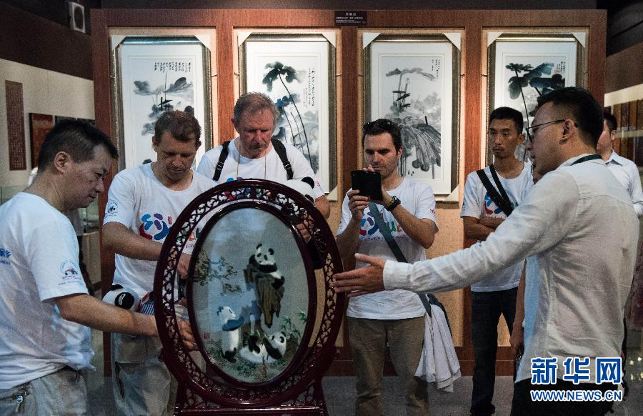 （新華網(wǎng)）（2）&ldquo;歐洲熊貓粉絲四川探親之旅&rdquo;自駕團抵達成都