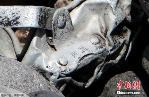 圖為疑似飛機金屬殘片上刻有中文&ldquo;宜興&rdquo;兩字。