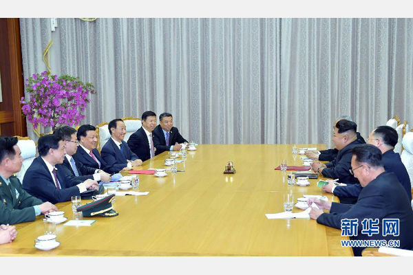 10月9日，中共中央政治局常委、中央書記處書記劉云山在平壤百花園迎賓館會(huì)見朝鮮勞動(dòng)黨第一書記金正恩。 新華社記者 李濤 攝 