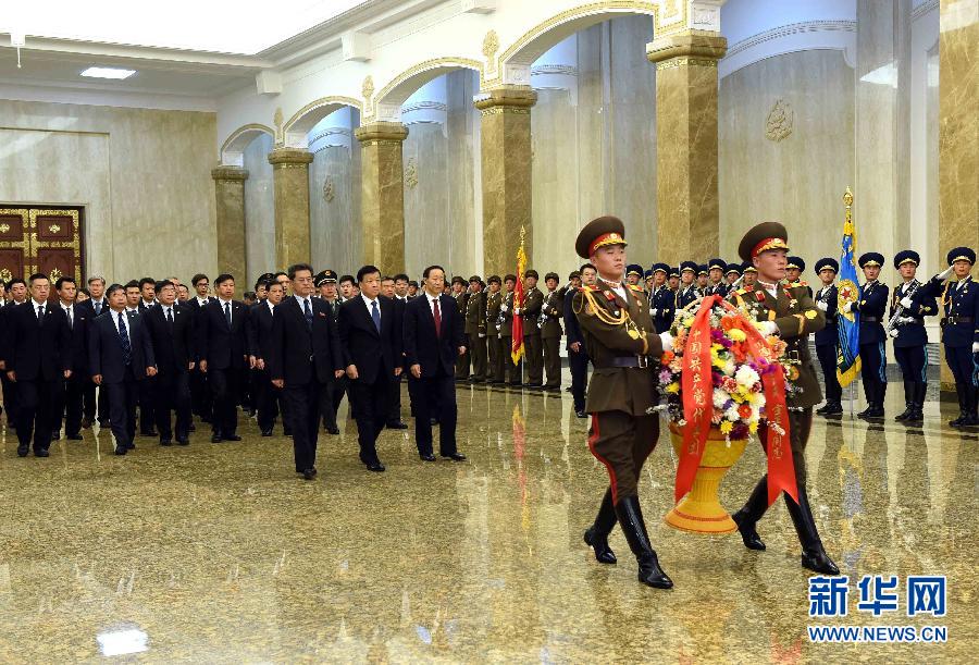 10月11日，中共中央政治局常委、中央書記處書記劉云山前往錦繡山太陽宮，向金日成主席和金正日總書記塑像敬獻花籃。 新華社記者饒愛民攝