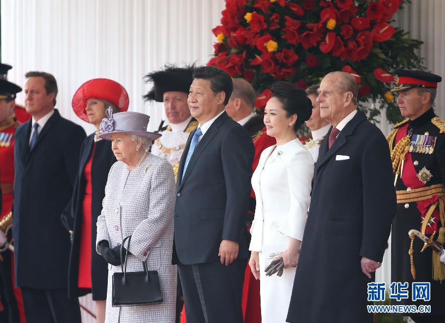 10月20日，對英國進(jìn)行國事訪問的國家主席習(xí)近平出席英國女王伊麗莎白二世在倫敦騎兵檢閱場舉行的隆重歡迎儀式。 新華社記者 龐興雷 攝