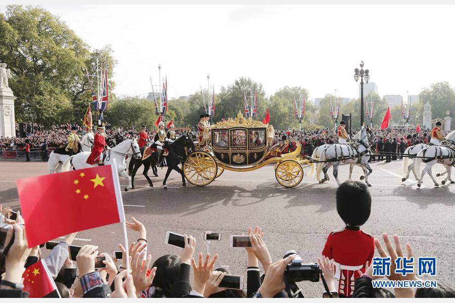 這是習(xí)近平和夫人彭麗媛在女王夫婦陪同下，乘坐皇家馬車前往白金漢宮下榻。新華社記者 周磊 攝