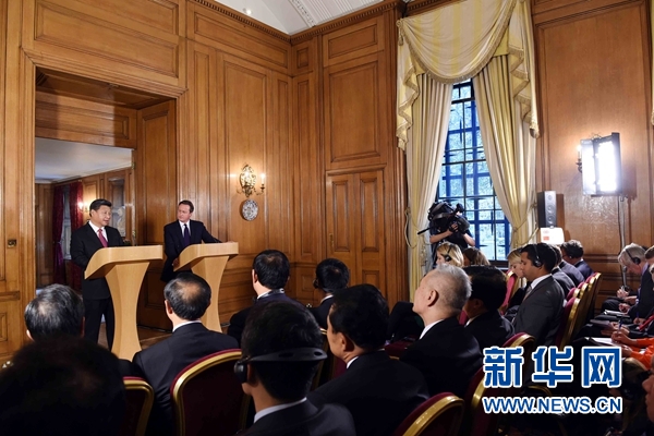 10月21日，國家主席習(xí)近平在倫敦唐寧街首相府同英國首相卡梅倫舉行會談。這是會談結(jié)束后，習(xí)近平和卡梅倫共同會見記者。 新華社記者 饒愛民 攝 
