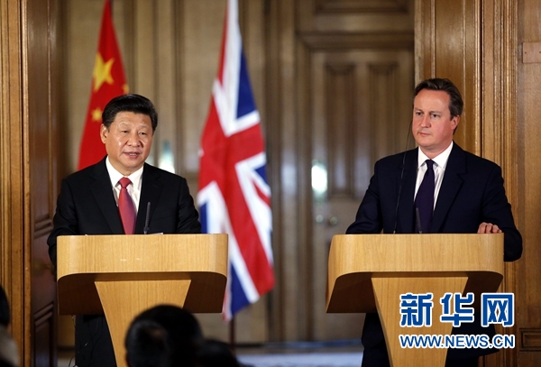 10月21日，國家主席習(xí)近平在倫敦唐寧街首相府同英國首相卡梅倫舉行會談。這是會談結(jié)束后，習(xí)近平和卡梅倫共同會見記者。 新華社記者 鞠鵬 攝 
