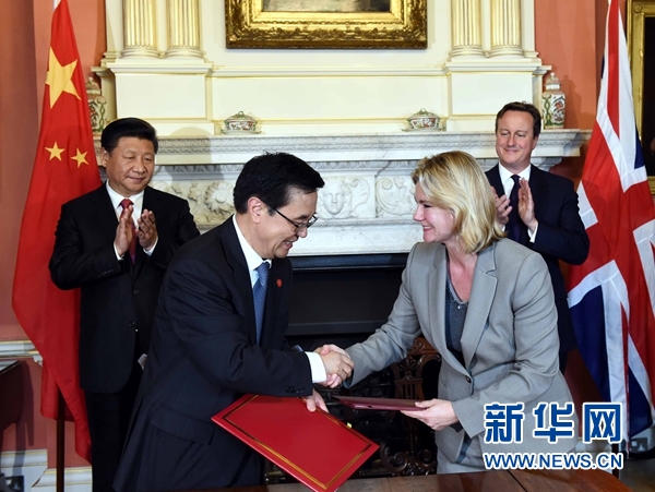 10月21日，國家主席習(xí)近平在倫敦唐寧街首相府同英國首相卡梅倫舉行會談。這是會談結(jié)束后，兩國領(lǐng)導(dǎo)人共同見證雙邊合作文件的簽署。新華社記者 饒愛民 攝 