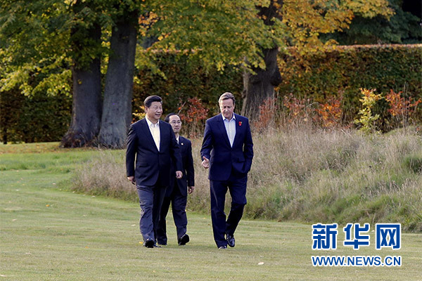 這是習(xí)近平與卡梅倫漫步草坪，邊走邊談。新華社記者 鞠鵬攝