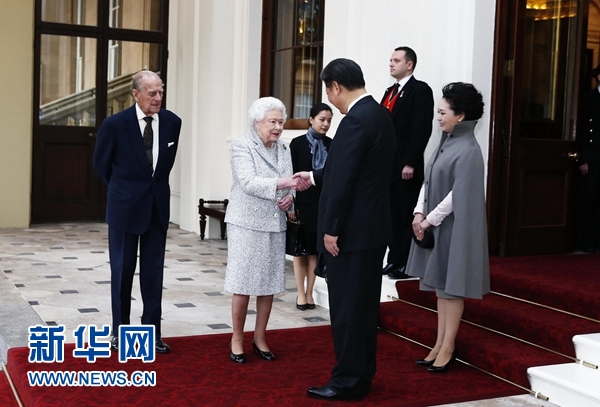 10月22日，國(guó)家主席習(xí)近平和夫人彭麗媛離開白金漢宮。離開前，英國(guó)女王伊麗莎白二世和丈夫菲利普親王專門前來同習(xí)近平夫婦親切話別。新華社記者 鞠鵬 攝