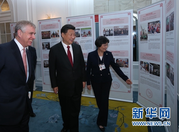 10月22日，國(guó)家主席習(xí)近平在倫敦出席全英孔子學(xué)院和孔子課堂年會(huì)開(kāi)幕式。這是習(xí)近平參觀全英孔子學(xué)院和孔子課堂成果圖片展。 新華社記者 龐興雷 攝