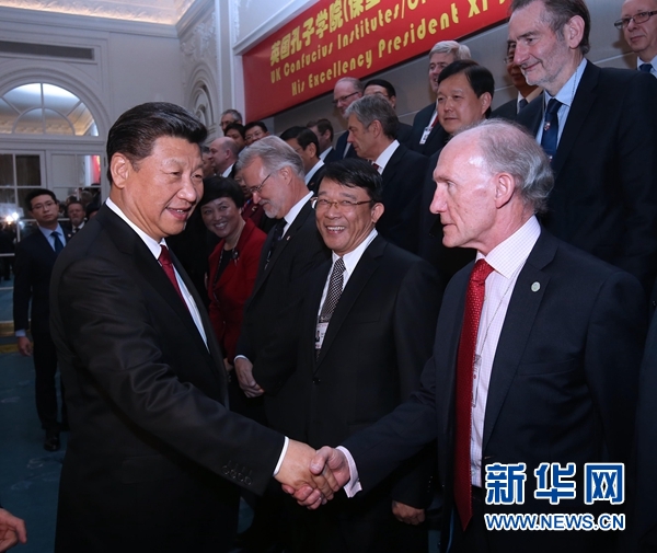 10月22日，國(guó)家主席習(xí)近平在倫敦出席全英孔子學(xué)院和孔子課堂年會(huì)開(kāi)幕式。這是習(xí)近平同參加開(kāi)幕式的嘉賓親切交談。 新華社記者 龐興雷 攝 