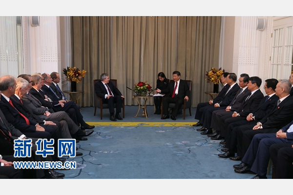 10月22日，國(guó)家主席習(xí)近平在倫敦集體會(huì)見英國(guó)前首相布朗等英國(guó)友人。新華社記者 龐興雷 攝 