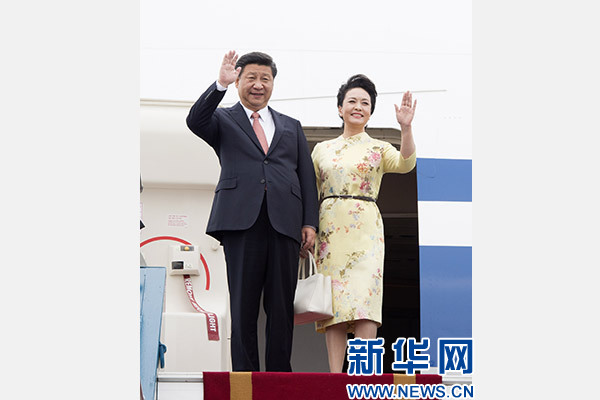 11月5日，中共中央總書記、國家主席習(xí)近平抵達(dá)越南首都河內(nèi)，開始對越南進(jìn)行國事訪問。這是習(xí)近平和夫人彭麗媛步出艙門向歡迎人群揮手致意。新華社記者 李學(xué)仁 攝