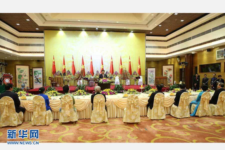 11月5日，中共中央總書記、國家主席習(xí)近平和夫人彭麗媛出席越共中央總書記阮富仲和越南國家主席張晉創(chuàng)在河內(nèi)國際會議中心舉行的盛大歡迎晚宴。新華社記者 龐興雷 攝 