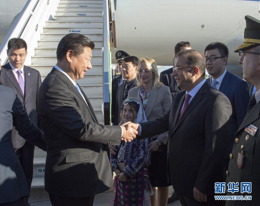  11月14日，國(guó)家主席習(xí)近平抵達(dá)土耳其安塔利亞，應(yīng)土耳其共和國(guó)總統(tǒng)埃爾多安邀請(qǐng)，出席二十國(guó)集團(tuán)領(lǐng)導(dǎo)人第十次峰會(huì)。土耳其高級(jí)官員到機(jī)場(chǎng)迎接習(xí)近平主席一行。新華社記者 李學(xué)仁 攝 