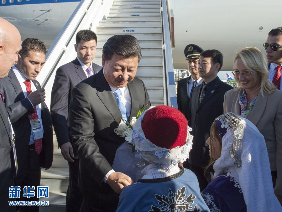 11月14日，國(guó)家主席習(xí)近平抵達(dá)土耳其安塔利亞，應(yīng)土耳其共和國(guó)總統(tǒng)埃爾多安邀請(qǐng)，出席二十國(guó)集團(tuán)領(lǐng)導(dǎo)人第十次峰會(huì)。這是土耳其兒童向習(xí)近平主席獻(xiàn)花。新華社記者 李學(xué)仁 攝 