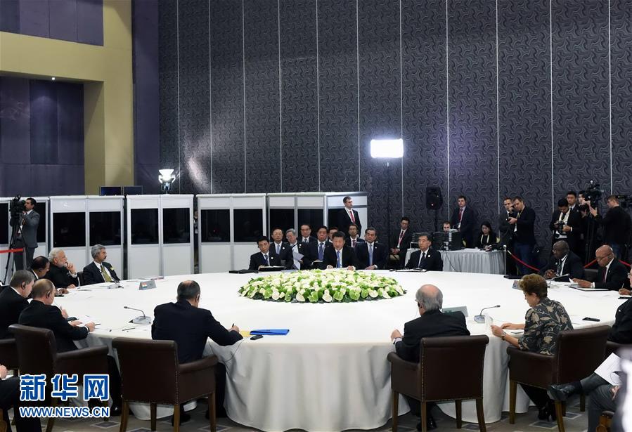  11月15日，金磚國(guó)家領(lǐng)導(dǎo)人非正式會(huì)晤在土耳其安塔利亞舉行，中國(guó)國(guó)家主席習(xí)近平、俄羅斯總統(tǒng)普京、印度總理莫迪、南非總統(tǒng)祖馬、巴西總統(tǒng)羅塞夫出席。習(xí)近平在會(huì)上發(fā)表題為《開拓機(jī)遇應(yīng)對(duì)挑戰(zhàn)》的重要講話。 新華社記者 饒愛民 攝 