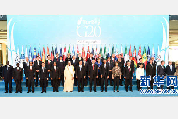 11月15日，二十國集團(tuán)領(lǐng)導(dǎo)人第十次峰會在土耳其安塔利亞舉行。國家主席習(xí)近平出席并發(fā)表題為《創(chuàng)新增長路徑共享發(fā)展成果》的重要講話。這是習(xí)近平主席同與會領(lǐng)導(dǎo)人合影。 新華社記者 李學(xué)仁 攝