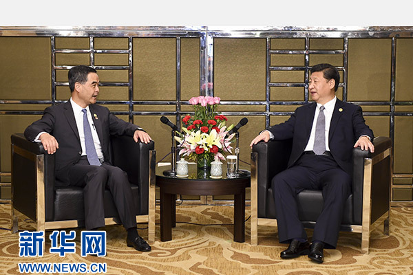 11月18日，國家主席習(xí)近平在菲律賓馬尼拉會見前來出席亞太經(jīng)合組織第二十三次領(lǐng)導(dǎo)人非正式會議的香港特別行政區(qū)行政長官梁振英。新華社記者謝環(huán)馳攝