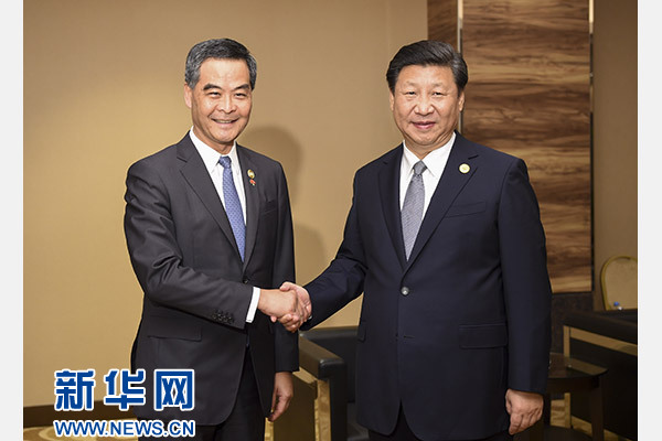 11月18日，國家主席習(xí)近平在菲律賓馬尼拉會見前來出席亞太經(jīng)合組織第二十三次領(lǐng)導(dǎo)人非正式會議的香港特別行政區(qū)行政長官梁振英。新華社記者謝環(huán)馳攝