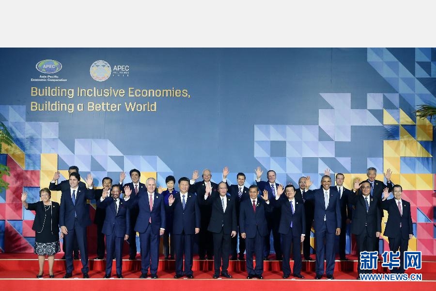 這是會議開始前，國家主席習(xí)近平同其他亞太經(jīng)合組織成員經(jīng)濟體領(lǐng)導(dǎo)人、代表合影。 新華社記者 姚大偉 攝