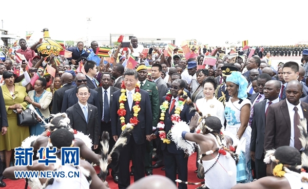 12月1日，中國(guó)國(guó)家主席習(xí)近平乘專機(jī)抵達(dá)津巴布韋首都哈拉雷，開始對(duì)津巴布韋進(jìn)行國(guó)事訪問(wèn)。津巴布韋總統(tǒng)穆加貝在機(jī)場(chǎng)舉行隆重歡迎儀式。這是當(dāng)?shù)孛癖娞饸g快熱情的傳統(tǒng)舞蹈，歡迎習(xí)近平和彭麗媛到訪。新華社記者 謝環(huán)馳 攝 