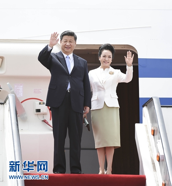 12月1日，中國(guó)國(guó)家主席習(xí)近平乘專機(jī)抵達(dá)津巴布韋首都哈拉雷，開始對(duì)津巴布韋進(jìn)行國(guó)事訪問(wèn)。津巴布韋總統(tǒng)穆加貝在機(jī)場(chǎng)舉行隆重歡迎儀式。這是習(xí)近平和夫人彭麗媛向歡迎人群揮手致意。新華社記者 謝環(huán)馳 攝 