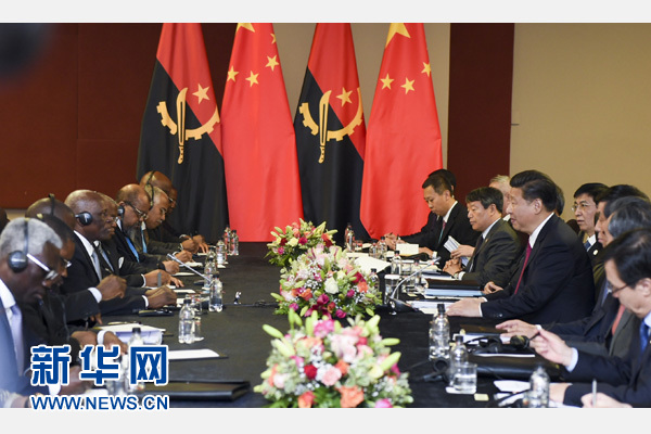 12月3日，國家主席習(xí)近平在約翰內(nèi)斯堡會見安哥拉總統(tǒng)多斯桑托斯。 新華社記者 謝環(huán)馳 攝