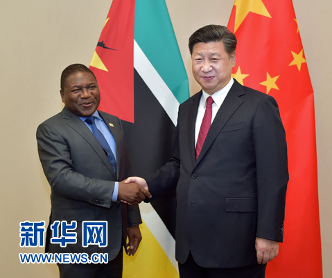 12月3日，國家主席習(xí)近平在約翰內(nèi)斯堡會見莫桑比克總統(tǒng)紐西。新華社記者 李濤 攝 