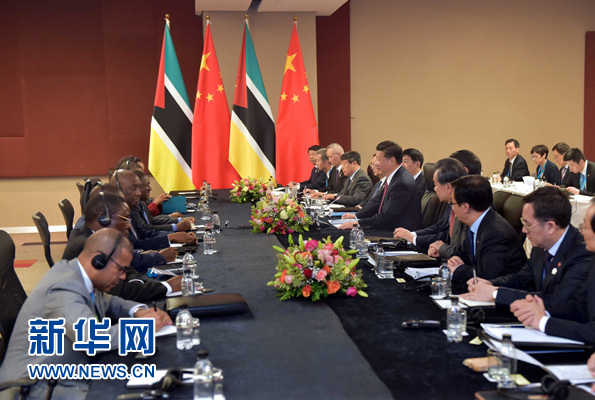 12月3日，國家主席習(xí)近平在約翰內(nèi)斯堡會見莫桑比克總統(tǒng)紐西。新華社記者 李濤 攝 