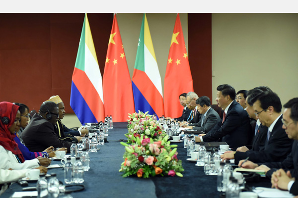 12月4日，國家主席習近平在約翰內(nèi)斯堡會見科摩羅總統(tǒng)伊基利盧。 新華社記者 張鐸 攝 

