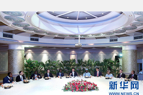 12月5日，國(guó)家主席習(xí)近平在約翰內(nèi)斯堡再次集體會(huì)見17位非洲國(guó)家領(lǐng)導(dǎo)人。 新華社記者 姚大偉 攝