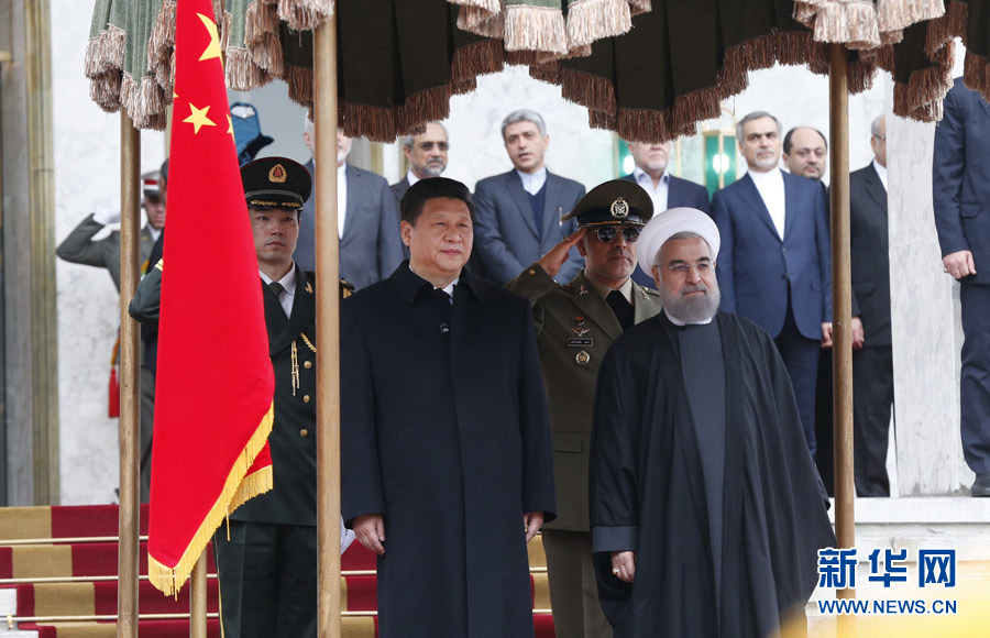 1月23日，國(guó)家主席習(xí)近平同伊朗總統(tǒng)魯哈尼在德黑蘭薩德阿巴德王宮舉行會(huì)談。這是會(huì)談前，習(xí)近平主席出席魯哈尼總統(tǒng)舉行的隆重歡迎儀式。新華社記者 鞠鵬 攝