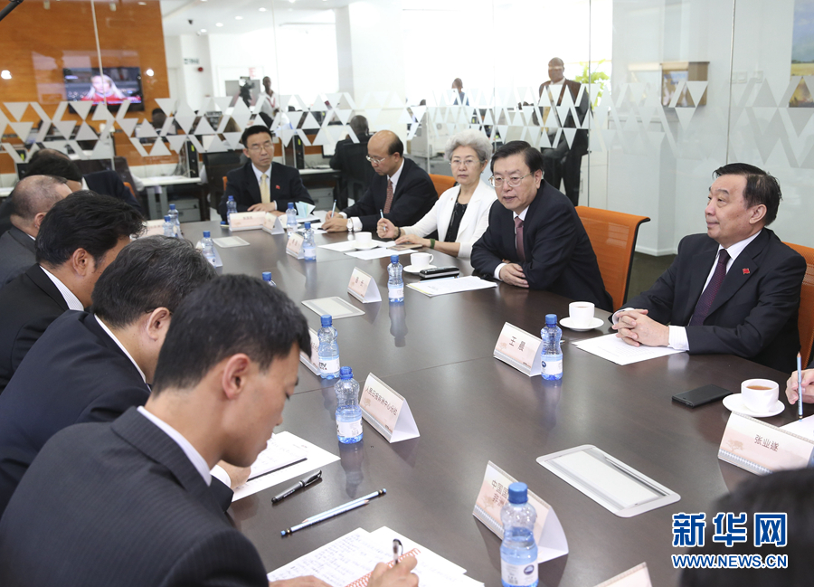 這是3月25日，張德江在肯尼亞首都內(nèi)羅畢考察中央電視臺(tái)非洲分臺(tái)并接見中央媒體駐非洲機(jī)構(gòu)負(fù)責(zé)人。 新華社記者馬占成攝