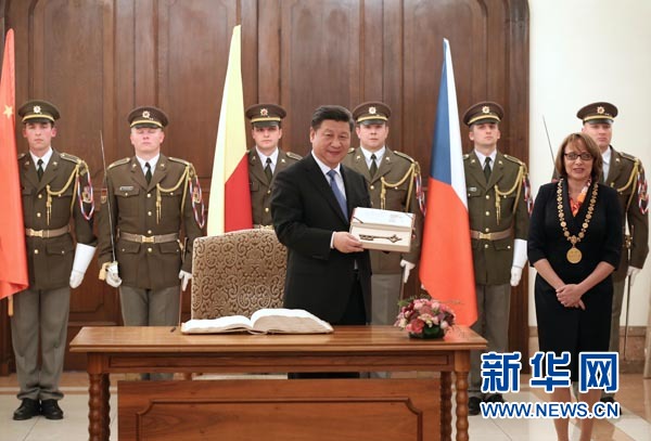 當?shù)貢r間3月29日，國家主席習近平在捷克布拉格會見布拉格市長科爾娜喬娃，并接受科爾娜喬娃代表該市贈予的城市鑰匙。 新華社記者 龐興雷攝