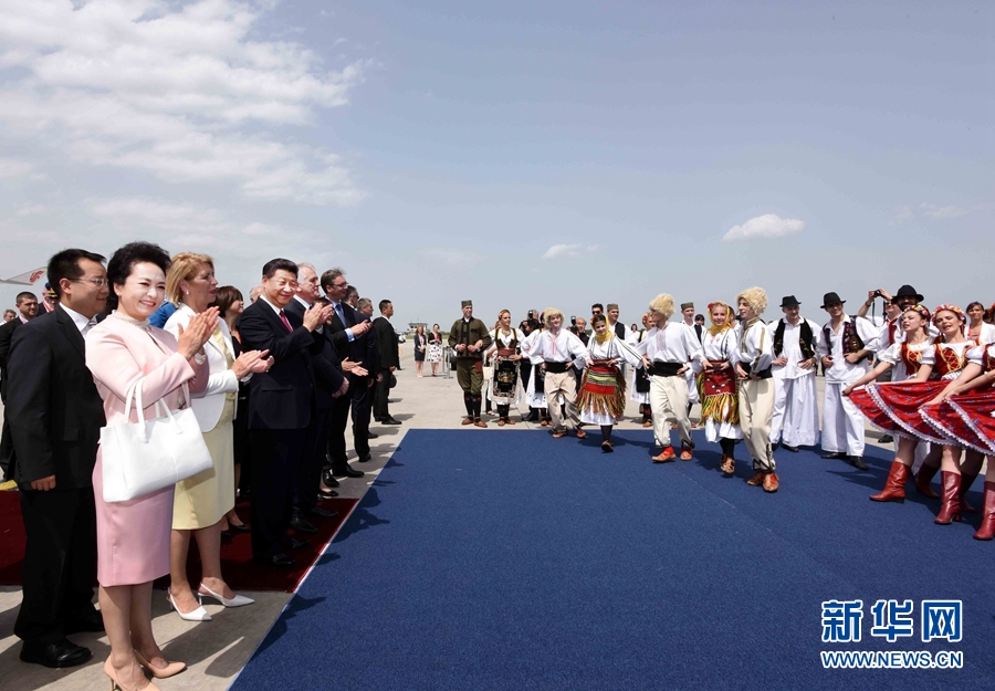 6月17日，國家主席習(xí)近平乘專機(jī)抵達(dá)貝爾格萊德，開始對塞爾維亞共和國進(jìn)行國事訪問。塞爾維亞民眾跳起歡快熱情的傳統(tǒng)舞蹈科羅舞熱烈歡迎習(xí)近平和夫人彭麗媛到訪。新華社記者 饒愛民 攝 