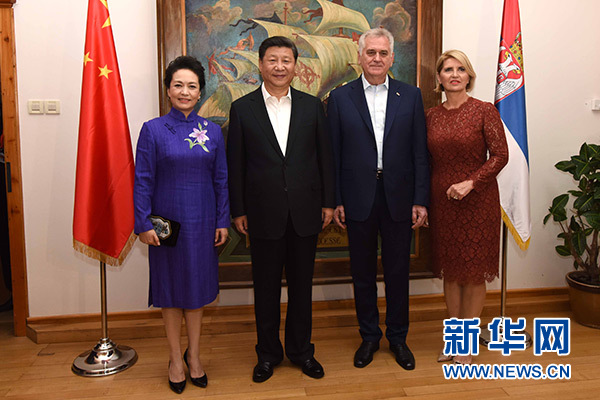 當(dāng)?shù)貢r(shí)間6月17日，國家主席習(xí)近平同塞爾維亞總統(tǒng)尼科利奇在貝爾格萊德舉行會(huì)晤。這是習(xí)近平和夫人彭麗媛同尼科利奇夫婦在和平別墅合影。新華社記者饒愛民攝