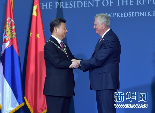 6月18日，國家主席習(xí)近平在貝爾格萊德同塞爾維亞總統(tǒng)尼科利奇舉行會談。會談后，尼科利奇向習(xí)近平授予塞爾維亞最高級別勛章&ldquo;共和國一級榮譽(yù)勛章&rdquo;，感謝習(xí)近平為中塞關(guān)系發(fā)展作出的杰出貢獻(xiàn)。新華社記者 李濤 攝 