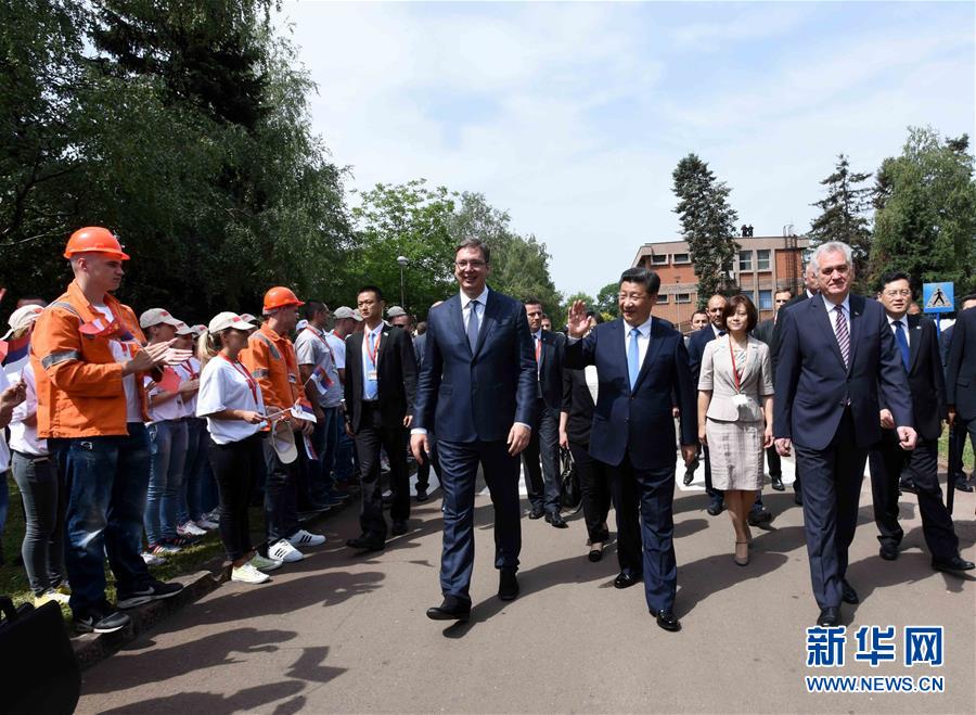 6月19日上午，國(guó)家主席習(xí)近平在貝爾格萊德參觀河鋼集團(tuán)塞爾維亞斯梅代雷沃鋼廠。習(xí)近平抵達(dá)時(shí)，塞爾維亞總統(tǒng)尼科利奇、總理武契奇在停車處熱情迎接。鋼廠工人和家屬、當(dāng)?shù)厥忻駭?shù)千人夾道歡迎。新華社記者 饒愛民 攝