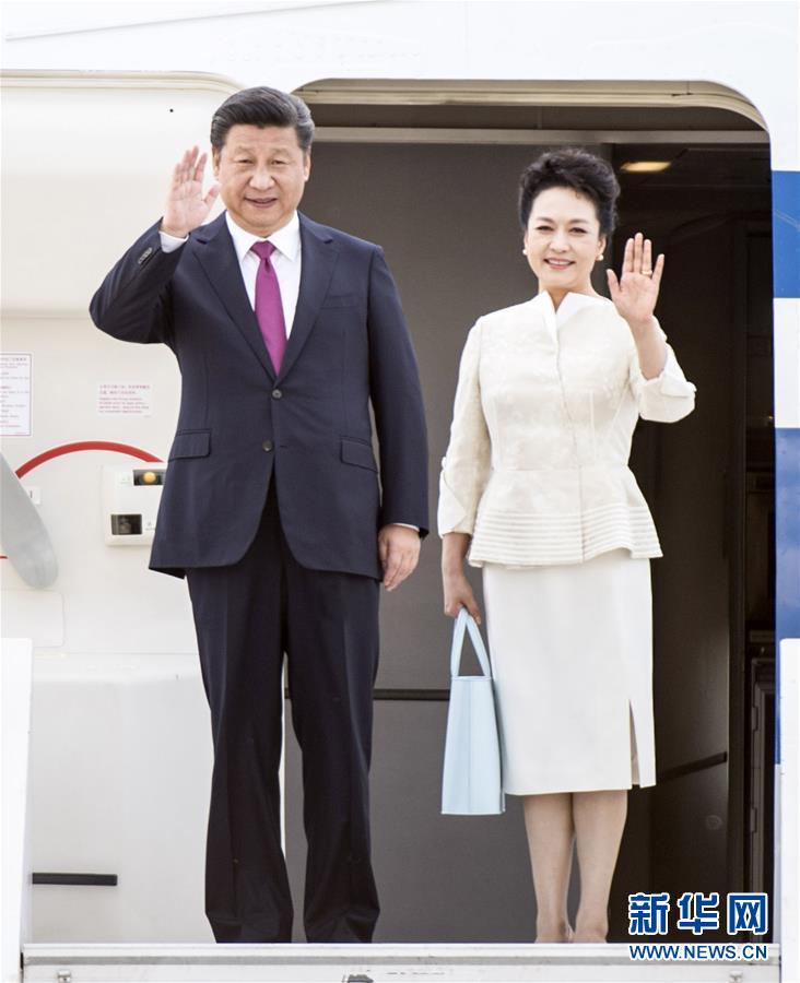 6月19日，國家主席習(xí)近平抵達(dá)華沙，開始對(duì)波蘭共和國進(jìn)行國事訪問。這是習(xí)近平和夫人彭麗媛步出艙門。 新華社記者 謝環(huán)馳 攝 