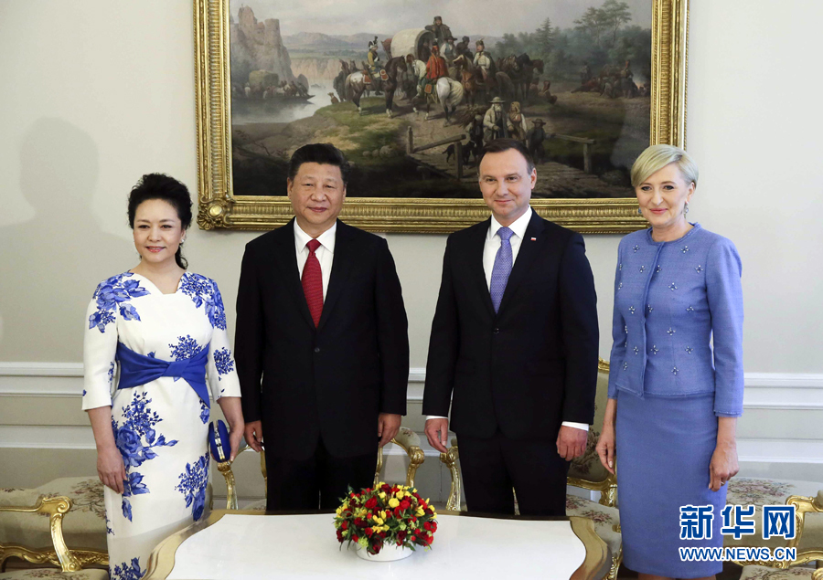 6月20日，國家主席習(xí)近平出席波蘭總統(tǒng)杜達(dá)在華沙總統(tǒng)府舉行的隆重歡迎儀式。歡迎儀式后，習(xí)近平和夫人彭麗媛同杜達(dá)和夫人阿加塔簡短寒暄。新華社記者 蘭紅光 攝
