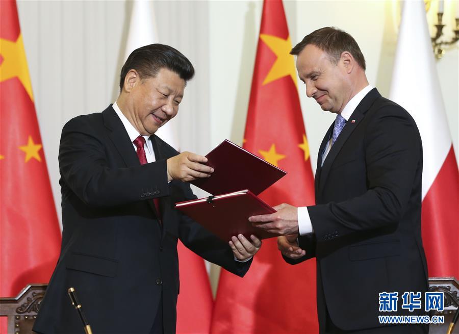 6月20日，國家主席習(xí)近平在華沙同波蘭總統(tǒng)杜達(dá)舉行會談。這是會談后，兩國元首共同簽署《中華人民共和國和波蘭共和國關(guān)于建立全面戰(zhàn)略伙伴關(guān)系的聯(lián)合聲明》。新華社記者蘭紅光攝