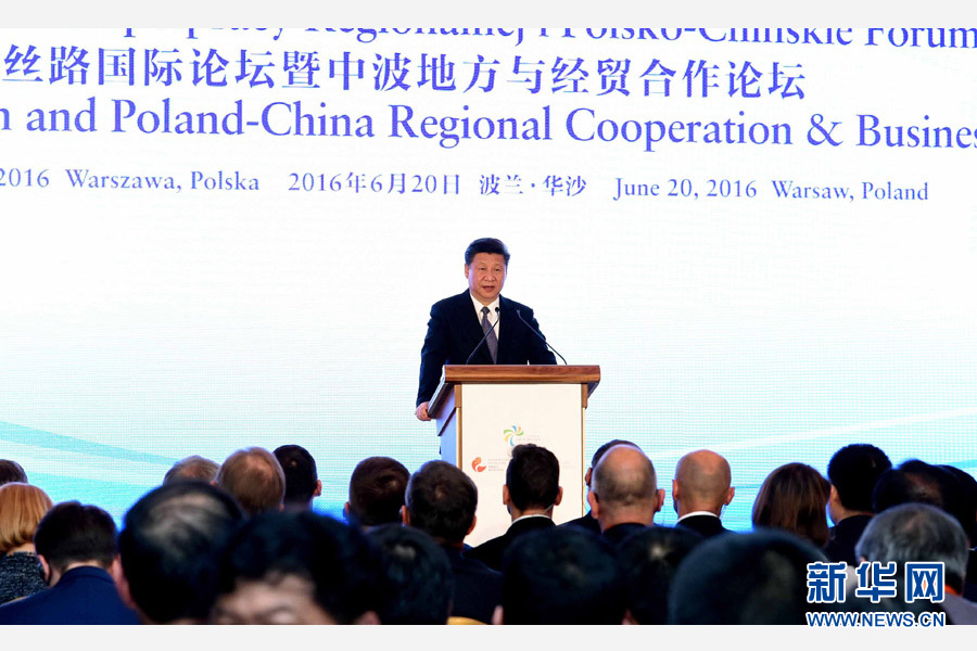 6月20日，國(guó)家主席習(xí)近平、波蘭總統(tǒng)杜達(dá)在華沙共同出席絲路國(guó)際論壇暨中波地方與經(jīng)貿(mào)合作論壇開幕式。習(xí)近平發(fā)表題為《攜手同心　共創(chuàng)未來(lái)》的重要講話。新華社記者 饒愛民 攝