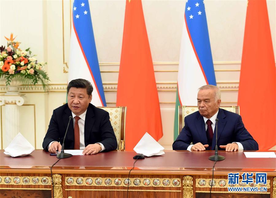 6月22日，國(guó)家主席習(xí)近平在塔什干庫(kù)克薩萊國(guó)賓館同烏茲別克斯坦總統(tǒng)卡里莫夫舉行會(huì)談。會(huì)談后，兩國(guó)元首共同會(huì)見(jiàn)記者。 新華社記者饒愛(ài)民攝