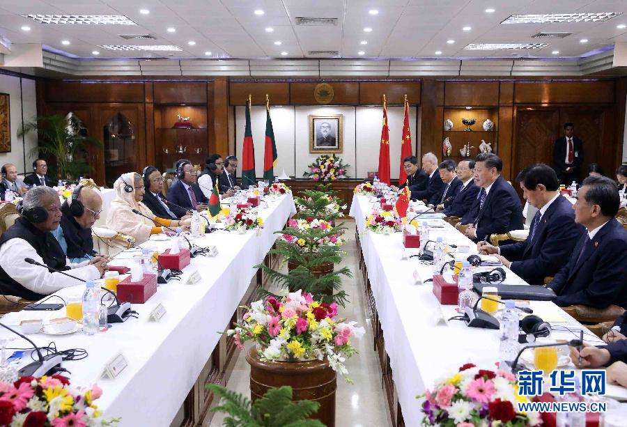 10月14日，國(guó)家主席習(xí)近平在達(dá)卡同孟加拉國(guó)總理哈西娜舉行會(huì)談。 新華社記者劉衛(wèi)兵攝 