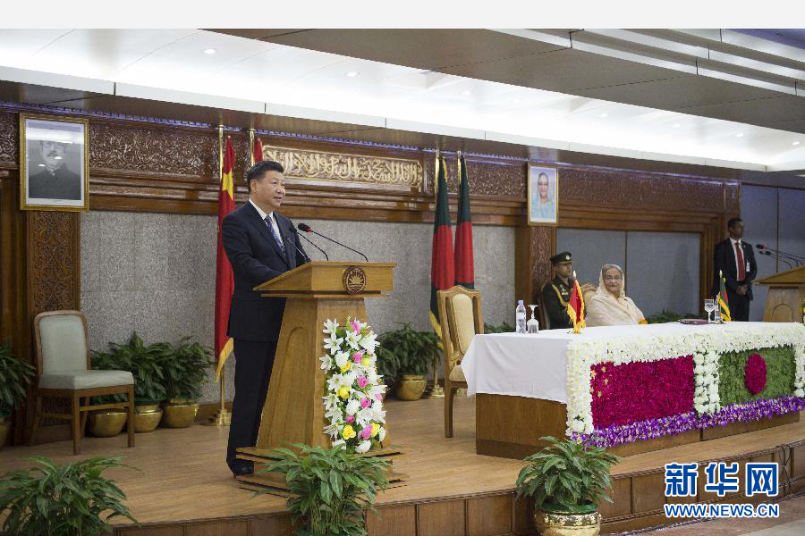 10月14日，國(guó)家主席習(xí)近平在達(dá)卡同孟加拉國(guó)總理哈西娜舉行會(huì)談。這是會(huì)談后，兩國(guó)領(lǐng)導(dǎo)人共同會(huì)見(jiàn)記者。 新華社記者謝環(huán)馳攝 