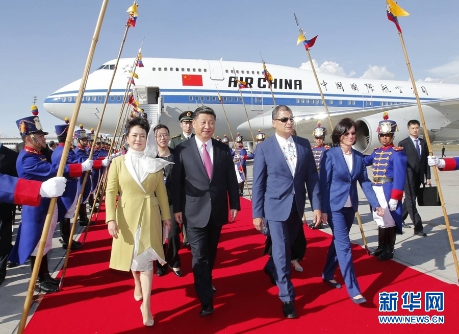 當(dāng)?shù)貢r(shí)間11月17日，國(guó)家主席習(xí)近平乘專機(jī)抵達(dá)基多，開(kāi)始對(duì)厄瓜多爾共和國(guó)進(jìn)行國(guó)事訪問(wèn)。厄瓜多爾總統(tǒng)科雷亞和夫人馬勒布等在機(jī)場(chǎng)熱情迎接習(xí)近平和夫人彭麗媛。新華社記者 鞠鵬 攝 