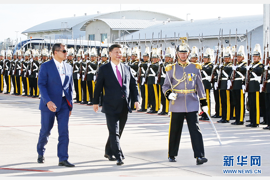 當(dāng)?shù)貢r(shí)間11月17日，國(guó)家主席習(xí)近平乘專機(jī)抵達(dá)基多，開(kāi)始對(duì)厄瓜多爾共和國(guó)進(jìn)行國(guó)事訪問(wèn)。這是厄瓜多爾總統(tǒng)科雷亞在機(jī)場(chǎng)為習(xí)近平舉行隆重歡迎儀式。新華社記者 鞠鵬 攝 