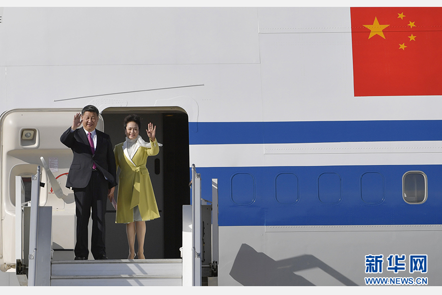 當(dāng)?shù)貢r(shí)間11月17日，國(guó)家主席習(xí)近平乘專機(jī)抵達(dá)基多，開(kāi)始對(duì)厄瓜多爾共和國(guó)進(jìn)行國(guó)事訪問(wèn)。這是習(xí)近平與夫人彭麗媛向歡迎人群揮手致意。新華社記者 王曄 攝 